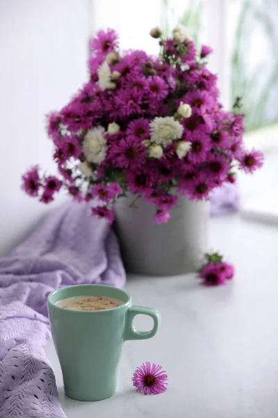 Чашка Ароматного Кофе Красивые Цветы Фиолетовая Ткань Белом Столе — стоковое фото
