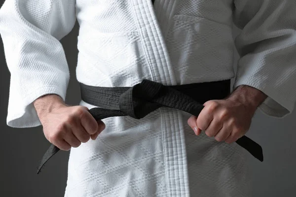 Trener Karate Ubrany Kimono Czarny Pas Szarym Tle Zbliżenie — Zdjęcie stockowe