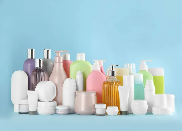 Mnoho Různých Kosmetických Výrobků Světle Modrém Pozadí — Stock fotografie