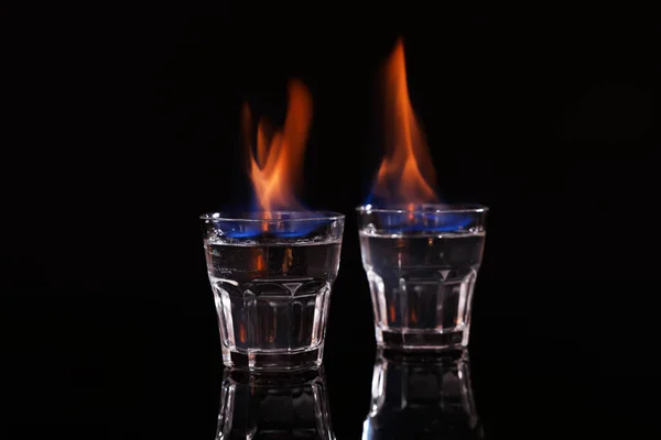 Hořící Vodka Záběru Brýle Černém Pozadí — Stock fotografie