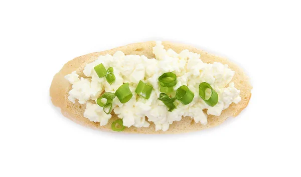 Süzme Peynir Yeşil Soğanlı Ekmek Beyaz Üst Görünümde Izole — Stok fotoğraf