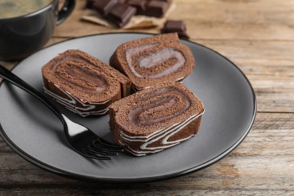 Saboroso Rolo Bolo Chocolate Com Creme Mesa Madeira Close — Fotografia de Stock