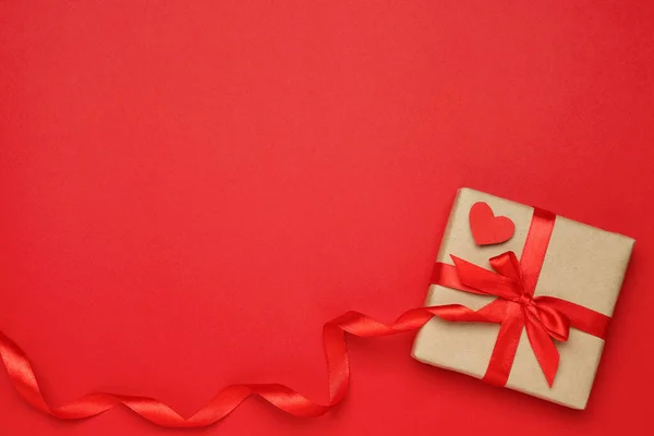 Caixa Presente Bonita Com Coração Decorativo Fundo Vermelho Vista Superior — Fotografia de Stock