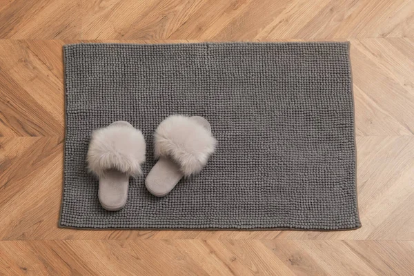 New Grey Bath Mat Fluffy Slippers Floor Top View — Stock Photo, Image