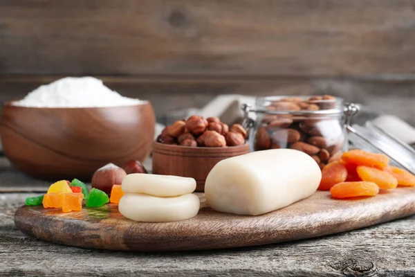 Marsipan Och Andra Ingredienser För Hemmagjord Stollen Träbord Bakning Traditionella — Stockfoto