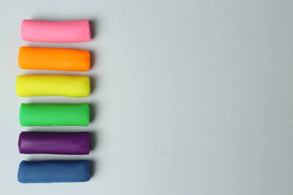 Διαφορετικό Χρώμα Παίζουν Ζύμη Ανοιχτό Γκρι Φόντο Επίπεδη Lay Χώρος — Φωτογραφία Αρχείου