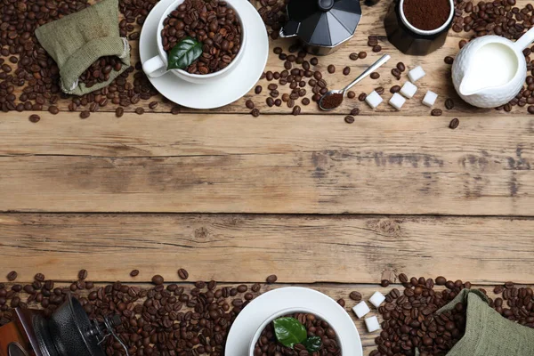 Composición Plana Con Granos Café Tostados Sobre Mesa Madera Espacio — Foto de Stock