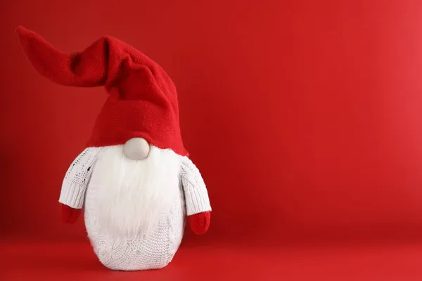 Aranyos Karácsonyi Törpe Piros Háttérrel Szöveg Helye — Stock Fotó