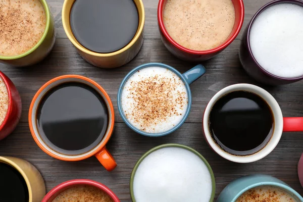 Muchas Tazas Diferentes Con Café Caliente Aromático Mesa Madera Puesta —  Fotos de Stock