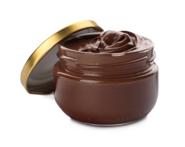 Beyaz arka planda cam kavanoz çikolata ezmesi.