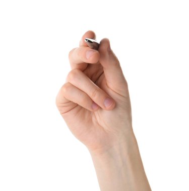 Beyaz arka planda kalem tutan kadın, yakın çekim