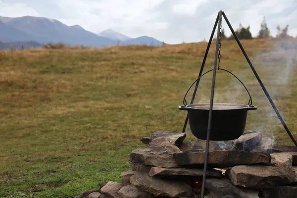 Cocinar Comida Fogata Las Montañas Temporada Camping — Foto de Stock