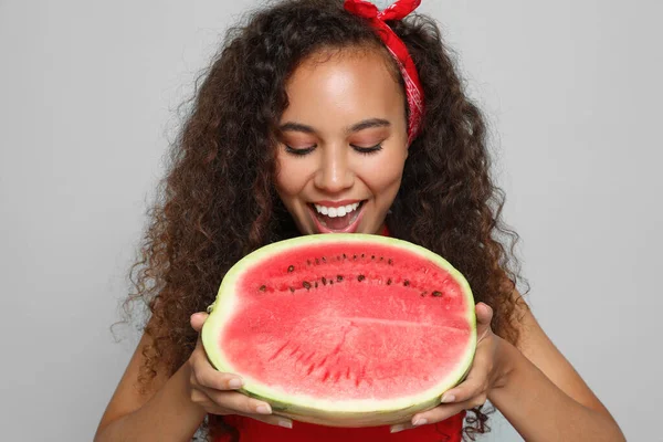 Mooie Jonge Afro Amerikaanse Vrouw Met Helft Van Watermeloen Grijze — Stockfoto