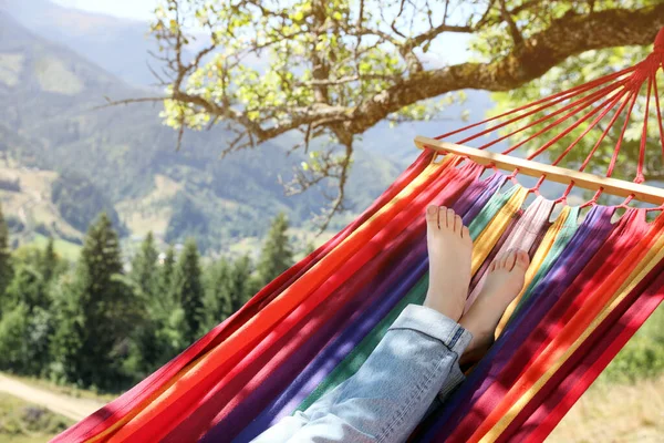 Mujer Descansando Hamaca Aire Libre Día Soleado Primer Plano —  Fotos de Stock