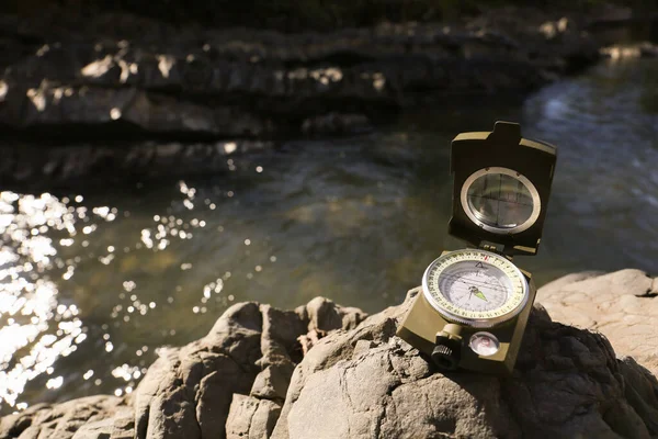 河畔岩石上的指南针 案文的篇幅 — 图库照片