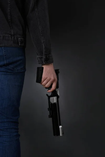 Schießsport Mann Mit Standardpistole Auf Dunklem Hintergrund Nahaufnahme — Stockfoto