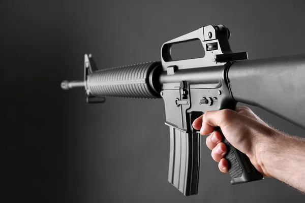 Arma Assalto Homem Apontando Rifle Fundo Escuro Close — Fotografia de Stock