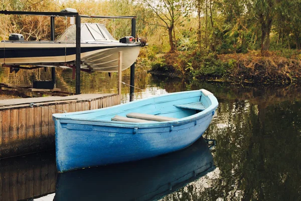 Светло Голубая Деревянная Лодка Озере Возле Пира — стоковое фото