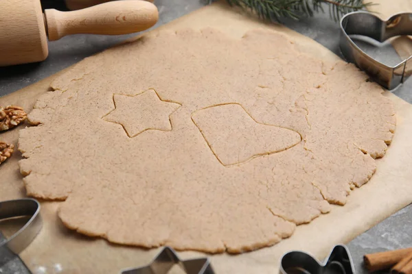 自制圣诞饼干 生面团在灰色桌子上 — 图库照片