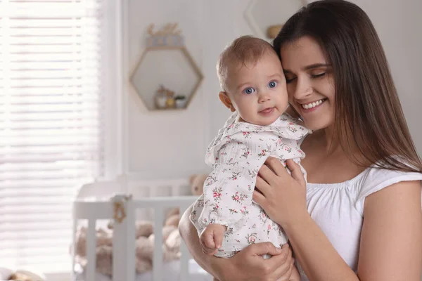 Šťastná Mladá Matka Svou Dcerou Dětském Pokoji Mezera Pro Text — Stock fotografie