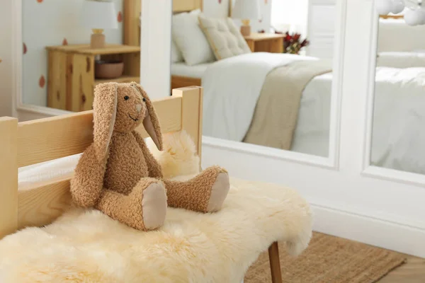 Modern Kızın Yatak Odasında Sahte Kürklü Oyuncak Tavşan Tasarım — Stok fotoğraf
