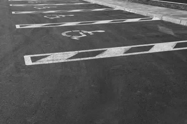 Parkplatz Mit Rollstuhlsymbolen Freien — Stockfoto