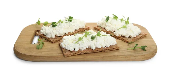 白い背景にコテージチーズとマイクログリーンのクリスピークラッカー — ストック写真