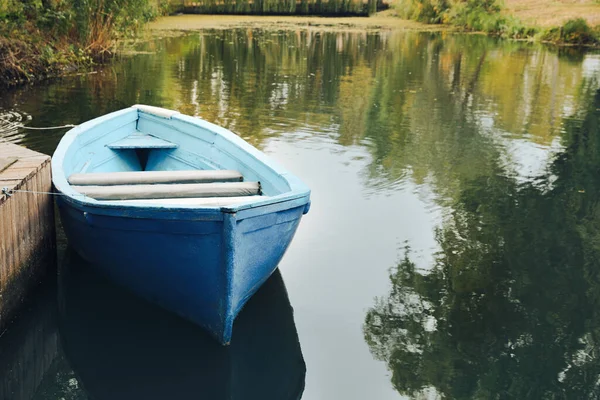 Barca Legno Azzurro Sul Lago Vicino Molo Spazio Testo — Foto Stock