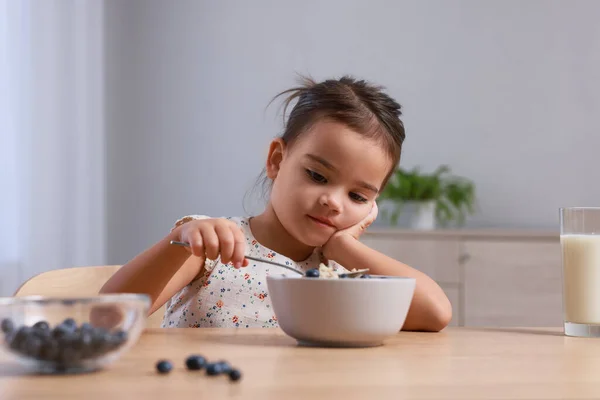 Nettes Kleines Mädchen Weigert Sich Ihr Frühstück Hause Essen — Stockfoto