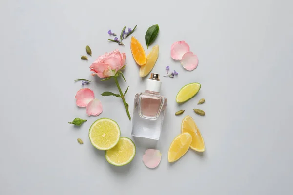 Kompozycja Płaska Butelką Perfum Świeżych Owoców Cytrusowych Jasnoszarym Tle — Zdjęcie stockowe