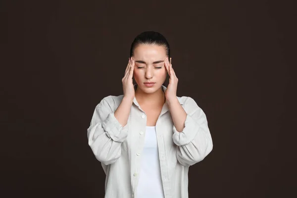 Jonge Vrouw Met Hoofdpijn Donkerbruine Achtergrond — Stockfoto