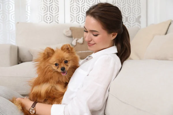 Gelukkig Jong Vrouw Met Schattig Hond Woonkamer — Stockfoto