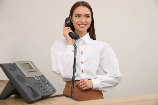 Recepcionista Femenina Hablando Por Teléfono Lugar Trabajo — Foto de Stock