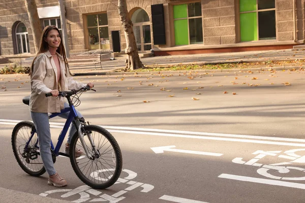 Mujer Hermosa Feliz Con Bicicleta Carril Ciudad — Foto de Stock