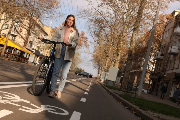 Mujer Hermosa Feliz Con Bicicleta Carril Ciudad — Foto de Stock