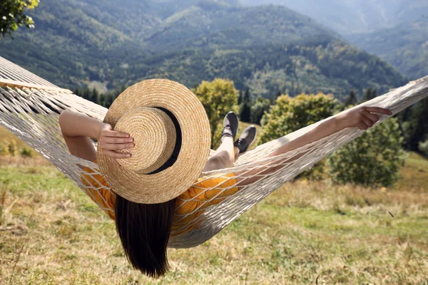 Молода Жінка Відпочиває Гамаку Відкритому Повітрі Сонячний День — стокове фото