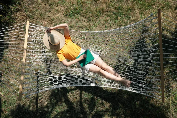 Mladá Žena Odpočívající Houpací Síti Venku Slunečného Dne Nad Výhledem — Stock fotografie