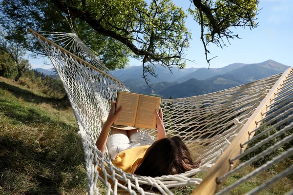 Joven Mujer Leyendo Libro Hamaca Aire Libre Día Soleado — Foto de Stock