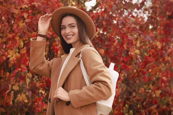 Mooie Jonge Vrouw Met Stijlvolle Witte Rugzak Herfstpark — Stockfoto