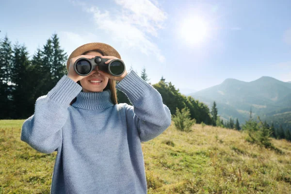 Jovem Com Binóculos Nas Montanhas Dia Ensolarado Espaço Para Texto — Fotografia de Stock