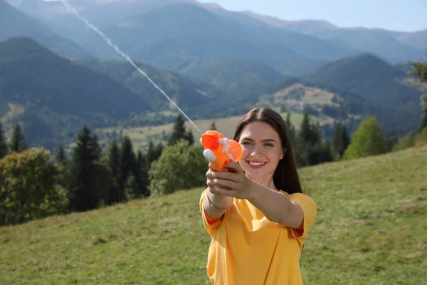 Mulher Feliz Com Arma Água Divertindo Nas Montanhas Dia Ensolarado — Fotografia de Stock