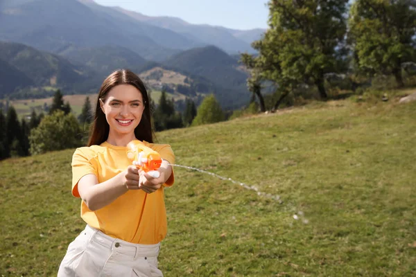 Glückliche Frau Mit Wasserpistole Amüsiert Sich Sonnigem Tag Den Bergen — Stockfoto