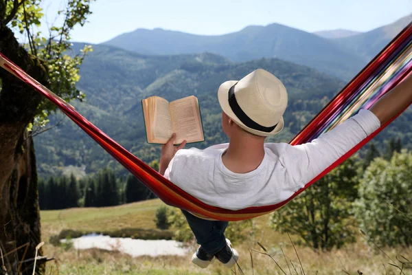 Muž Čtení Knihy Houpací Síti Venku Slunečného Dne — Stock fotografie