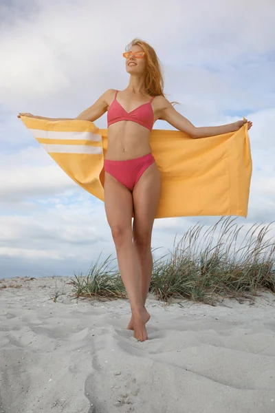 Mulher Bonita Biquíni Com Toalha Praia Areia — Fotografia de Stock