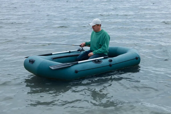 Homme Pêche Avec Canne Bateau Pneumatique Caoutchouc Sur Rivière — Photo