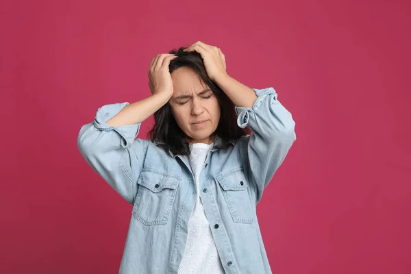 Ältere Frau Leidet Unter Kopfschmerzen Auf Rosa Hintergrund — Stockfoto