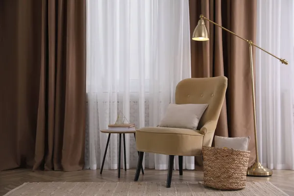 Poltrona Confortável Lâmpada Perto Janela Dentro Casa Design Interiores — Fotografia de Stock