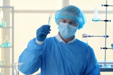 Laboratuvarda numuneyle çalışan bir bilim adamı. Tıbbi araştırma