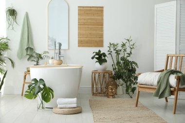 Modern küvetin, ev bitkilerinin ve güzel dekorun olduğu şık bir banyo. Ev tasarımı