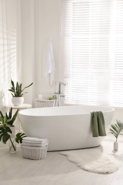 Yeşil bitkilerle dolu şık bir banyo. Ev tasarımı